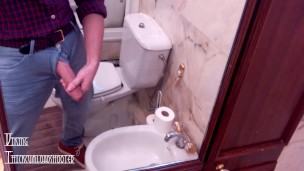 Maduro sexy muy cachondo acariciando su gran polla venosa en el baño de la casa de sus suegros 😈