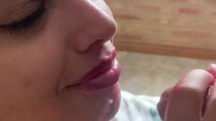 Salteña petera se atraganta con pija y le gusta toda la leche en su cara y tetas feat Babyluna939