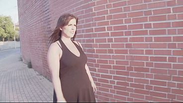 Mature curvy woman has hard orgasms by making a threesome and receiving double penetration